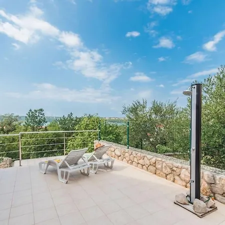 Grosse In Mit Moebliertem Balkon By Interhome Apartamento Klimno