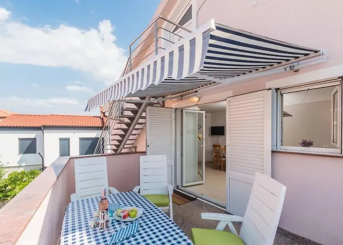 Grosse In Mit Moebliertem Balkon By Interhome Apartamento