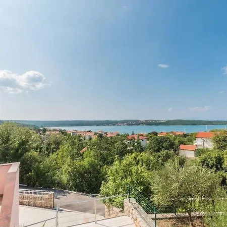 Grosse In Mit Moebliertem Balkon By Interhome Daire *